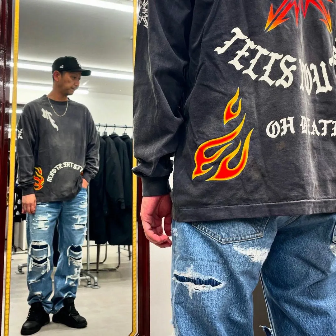 SAINT Mxxxxxx M/AFTER LS_TEE/BLACK Flame arrow Letter M retro distressed long tee Washed black S-XL Tubular fabric Assute ready-made garments dyed The whole piece is sprayed with horse-hair spray and then sprayed again to fade the color. The collar and cuffs are frayed. Many places are frayed. Extra large printing position. Very difficult to print. Complete accessories. With little angel anti-counterfeiting label.